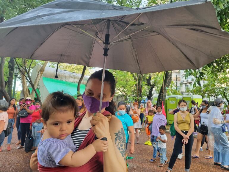 Los niños, niñas y adolescentes también estuvieron participando de las manifestaciones contra el abuso y la violencia.