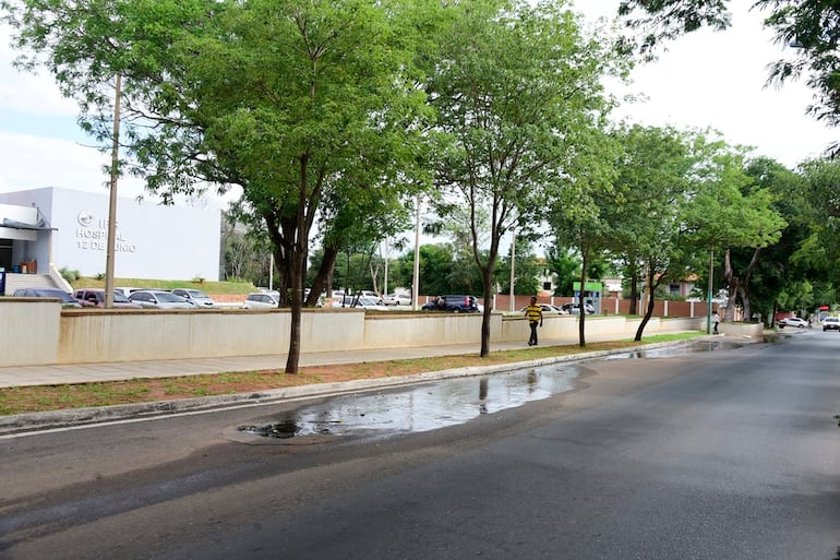 El agua servida frente al Hospital 12 de Junio, desprende un fuerte olor. 