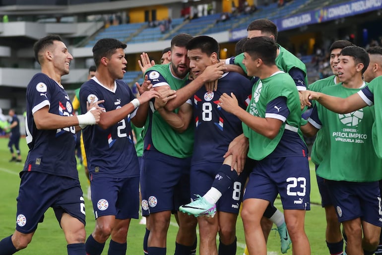 Diego Gómez (c)  celebra su gol contra Argentina en el Torneo Preolímpico Sudamericano Sub-23 en el estadio Nacional Brígido Iriarte en Caracas.