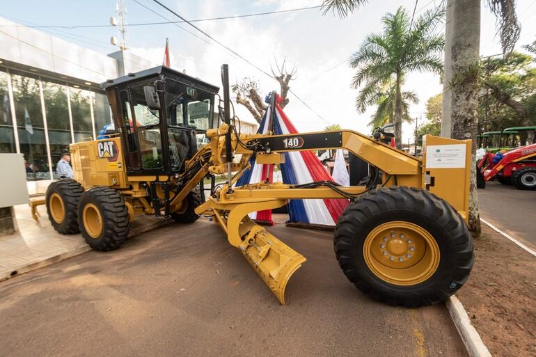 La motoniveladora que se utilizará para el mejoramiento de los caminos vecinales.