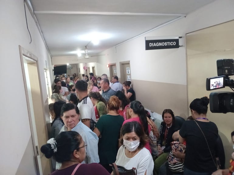 Una gran cantidad de pacientes acudió hoy hasta el Hospital Distrital de Mariano Roque Alonso. 