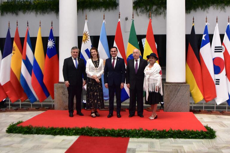 (De izquierda a derecha) El Ministro de Relaciones Exteriores de Uruguay, Omar Paganini, la Ministra de Relaciones Exteriores de Argentina, Diana Mondino, el Ministro de Relaciones Exteriores de Paraguay, Rubén Ramírez, el Ministro de Relaciones Exteriores de Brasil, Mauro Vieira, y la Ministra de Relaciones Exteriores de Bolivia, Celinda Sosa, posan para la fotografía oficial durante la Reunión de Ministros de Relaciones Exteriores del Mercosur en Asunción, el 24 de enero. 2024. (Foto de NORBERTO DUARTE/AFP)