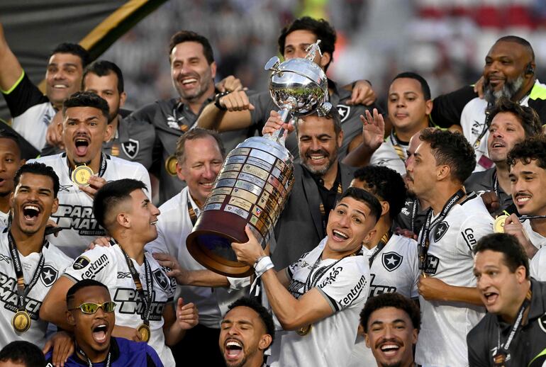 Thiago Almada levanta la Copa Libertadores con sus compañeros del Botafogo tras consagrarse campeones.