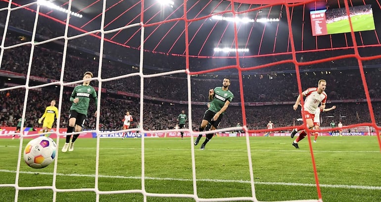 Harry Kane (d) celebra tras anotar otro gol para el Bayern Munich.