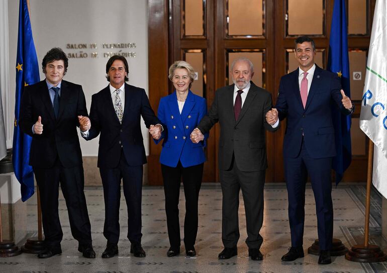 TOPSHOT - (L/R) El presidente de Argentina, Javier Milei, el presidente de Uruguay, Luis Lacalle Pou, la presidenta de la Comisión Europea, Ursula von der Leyen, el presidente de Brasil, Luiz Inácio Lula da Silva, y el presidente de Paraguay, Santiago Peña, posan para la fotografía familiar de la LXV Cumbre del Mercosur en Montevideo el 6 de diciembre de 2024. Mercosur y la Unión Europea han concluido "negociaciones para un acuerdo de libre comercio". (Photo by Eitan ABRAMOVICH / AFP)