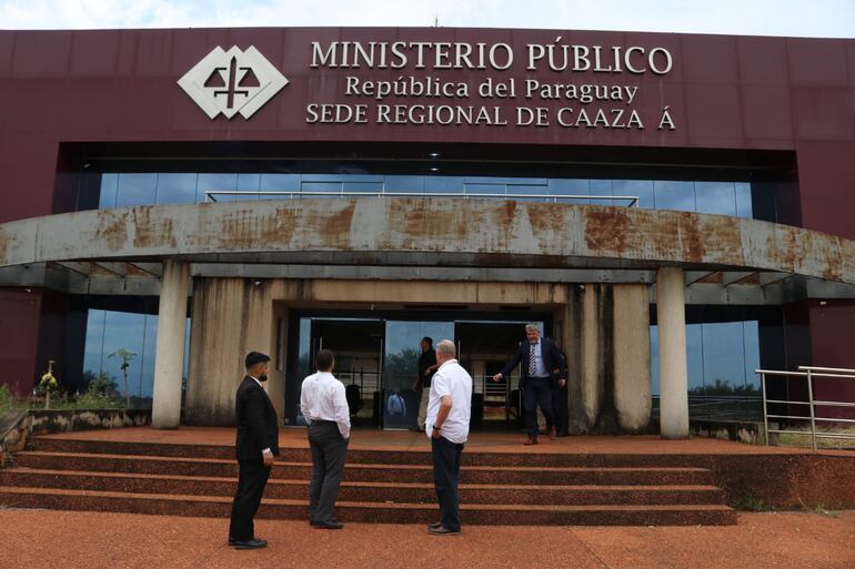 El fiscal general del Estado, Emiliano Rolón, junto a otros funcionarios, durante su visita a la sede del Ministerio Público en Caazapá, cuyas obras quedaron abandonadas.