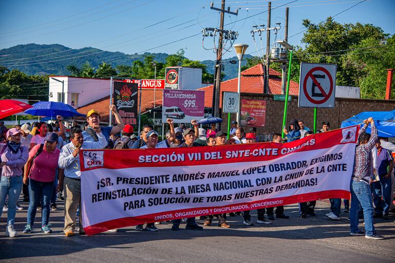 PALENQUE (MÉXICO) - Integrantes de la Coordinadora Nacional de Trabajadores de la Educación (CNTE) se manifestaron a la llegada del presidente de México Andrés Manuel López Obrador quien participará en la cumbre migratoria hoy, en Palenque, Chiapas (México). Maestros de la Coordinadora Nacional de Trabajadores de la Educación (CNTE), un sindicato disidente de México, protestaron este domingo ante el presidente mexicano, Andrés Manuel López Obrador, a su llegada a la cumbre migratoria con 11 países latinoamericanos.