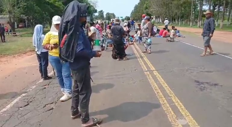 En la manifestación están participando nativos de once comunidades indígenas de San Pedro y Canindeyú