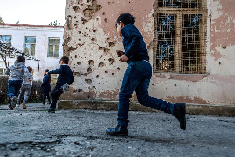 Niños juegan en una escuela en Martuni, en Nagorno Karabaj, en enero de 2021.