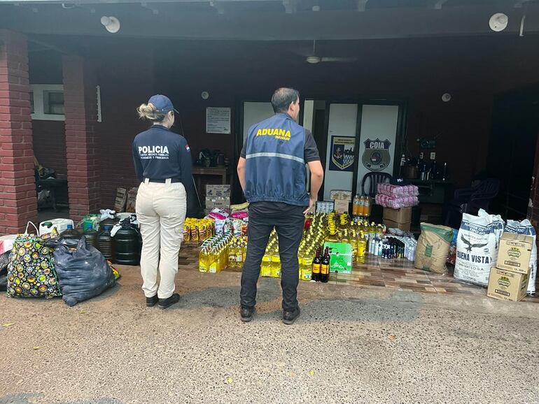 Efectivos policiales acompañan los controles aduaneros en el marco de la lucha contra el contrabando.