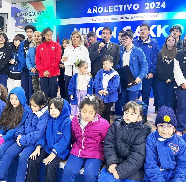 La atleta del Team Paraguay, Gabriela Narváez, rodeada de la familia Nihon Gakko en el merecido homenaje.