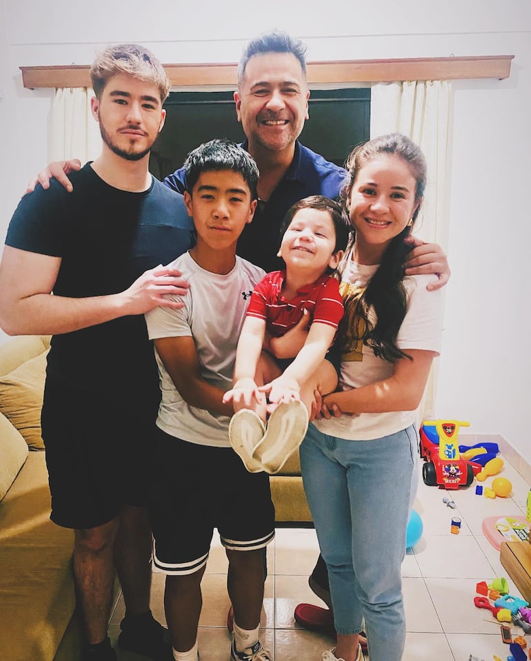 Gianmarco con sus hermanos Paulo, Maxi y Leila, junto a papá Roberto Pérez.
(Instagram/Roberto Pérez)