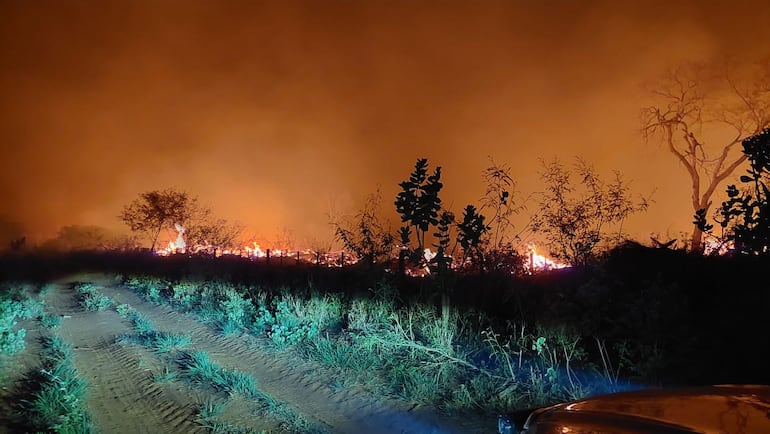 Durante toda la noche y parte de esta madrugada, los conbatientes lograron detener el avance del fuego.