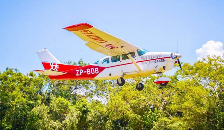 La avioneta ahora incautada, con matrícula ZP-BOB, cuando operaba al servicio de la escuela de paracaidismo Sin Límites.