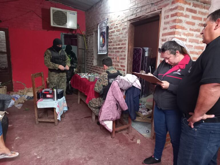 Momento en que agentes antinarcóticos de la Policía Nacional y el fiscal antinarcóticos Milciades Ramos allanaron una vivienda en el barrio Villa Paso de Pilar., en el lugar detuvieron a 3 personas.