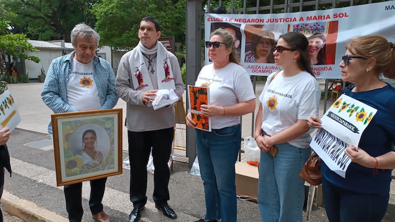 #JusticiaParaSol: familiares de joven fallecida se manifiestan frente al Palacio de Justicia