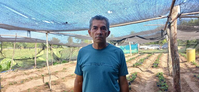 señor con remera celeste mirando de frente a la cámara