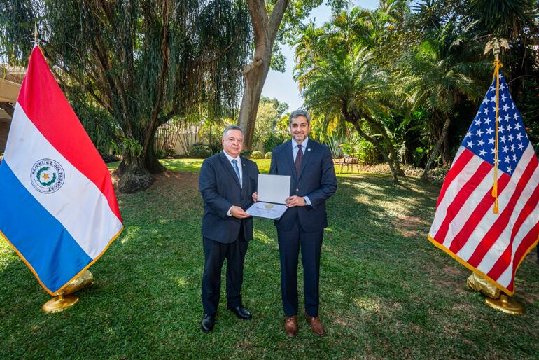 El secretario de Inteligencia, Esteban Aquino (izq.) posa con el presidente de la República, Mario Abdo Benítez, tras recibir la distinción del Gobierno de los Estados Unidos.