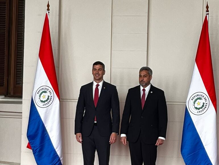 El presidente electo, Santiago Peña (ANR, HC), junto al mandatario Mario Abdo Benítez (ANR, FR).