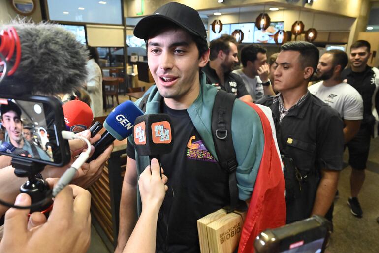 Con el sonido de fondo de la batucada La 79 de Olimpia, Diego "intentó" conversar con la prensa a su llegada. 