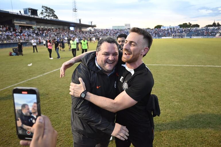 Rodrigo Nogués, presidente de Olimpia  (i), celebra la conquista del torneo Clausura 2024 del fútbol paraguayo después de empatar con 2 de Mayo por la fecha 20 en el estadio Río Parapití, en Pedro Juan Caballero.