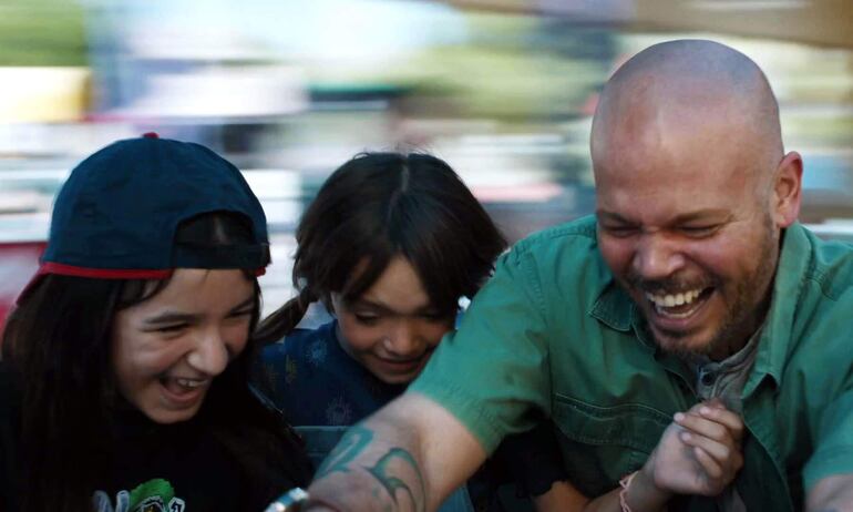 Residente junto a las niñas actrices Dreya Castillo (c) y Luciana Quiñones  en la película "In the Summers", estrenada recientemente en el Festival de Sundance.