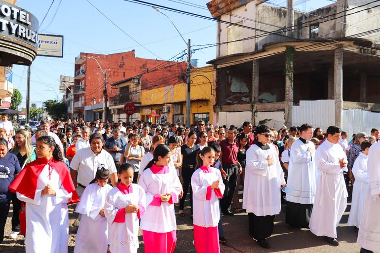 Multitud de fieles peregrinaron desde la parroquia de Ybaroty hasta la Catedral de Villarrica.