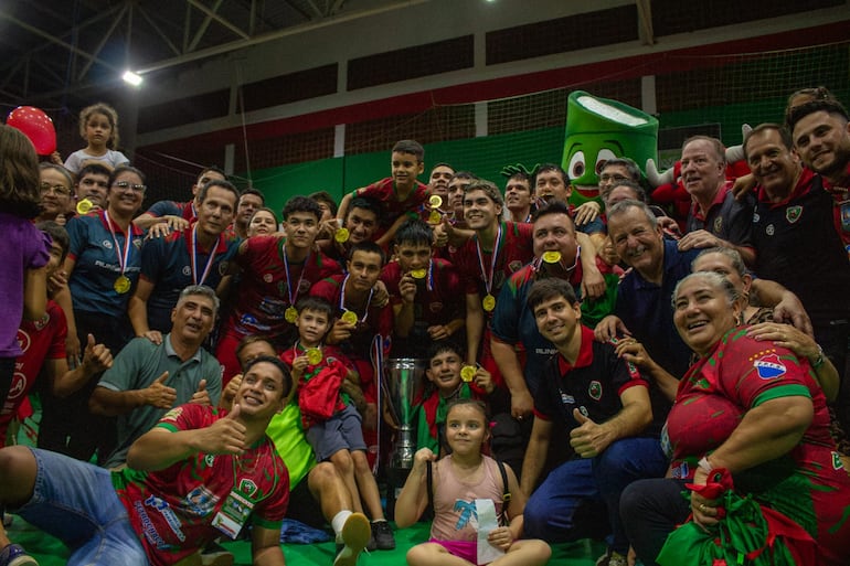 Los jugadores de Benjamín Aceval y allegados festejan el título del Nacional C20, exhibiendo la copa. En la final batió 2-0 a Azotey.