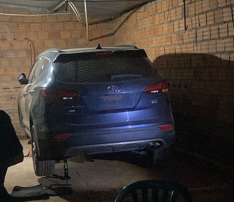 Esta camioneta robada en San Lorenzo fue recuperada este martes en la ciudad de Luque por la Policía Nacional.