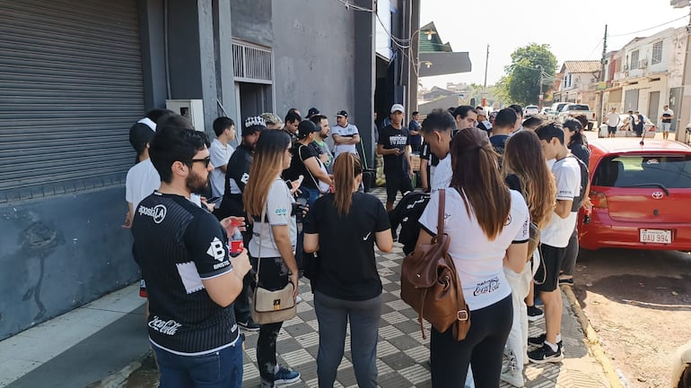 Los hinchas de Olimpia preparando el mosaico para el recibimiento al equipo contra Flamengo.