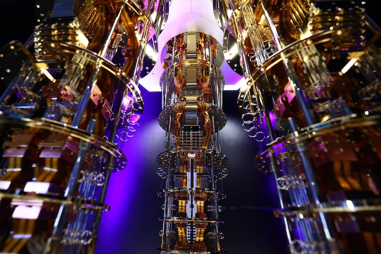 Un modelo de la computadora cuántica IBM Quantum System Two se ve en la inauguración del primer centro de datos cuánticos de IBM en Europa, en Ehningen, Alemania.