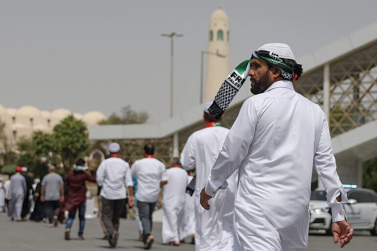 Varias personas se dirigen este viernes a la mezquita Mohamed bin Abdelwahab en Doha, Catar, para el funeral del líder político de Hamás, Ismail Haniyeh.