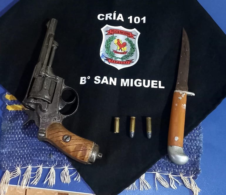 Hombre fue detenido con un revolver y un cuchillo frente a una bodega