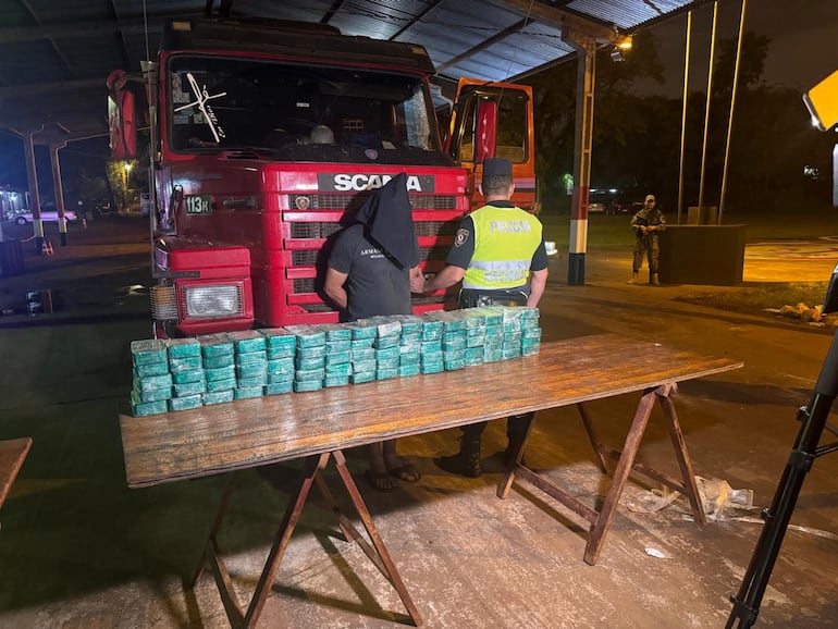 Confiscan tractocamión con más de 80 kilos de cocaína durante operativo en Yguazú.