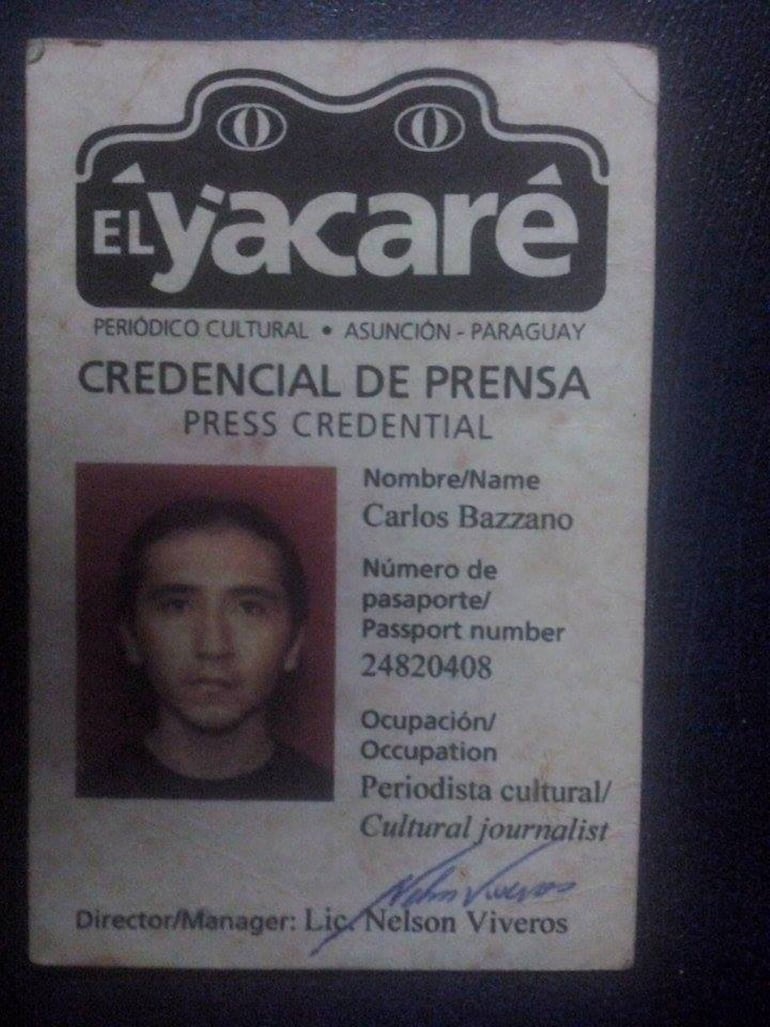 "Press Credential" de Carlos Bazzano, con la flagrante firma del actuamente conocido actor, director teatral y dramaturgo Nelson Viveros.