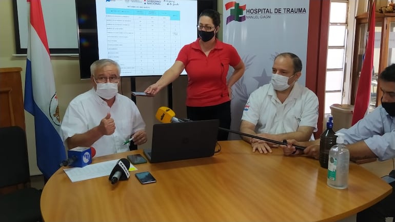 El Dr. Agustín Saldivar y médicos del Hospital del Trauma brindando el balance general de pacientes atendidos durante las fiestas de Año Nuevo.