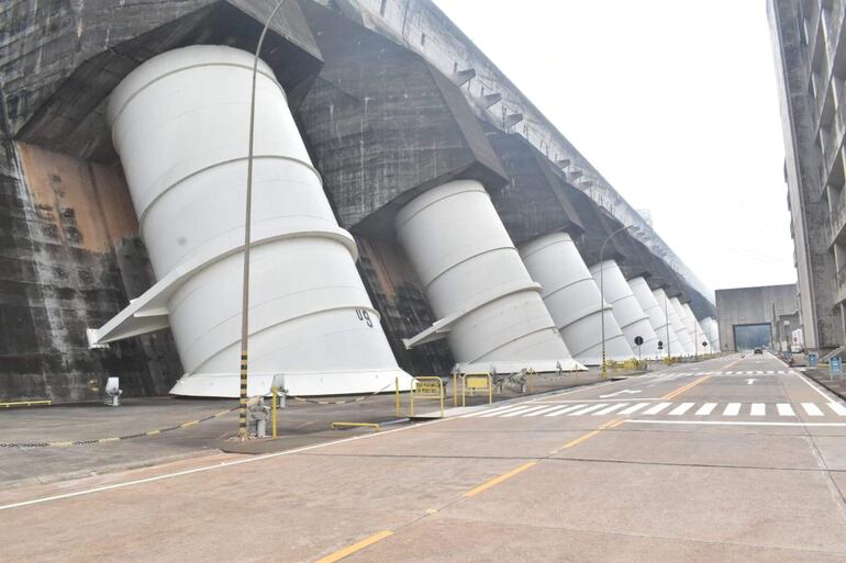 Vista de un sector de la represa Itaipú Binacional