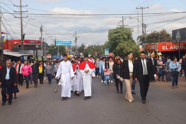 Como todos los años una multitud participó de la procesión de la imagen de San Pedro Apóstol, protector de Ypané.