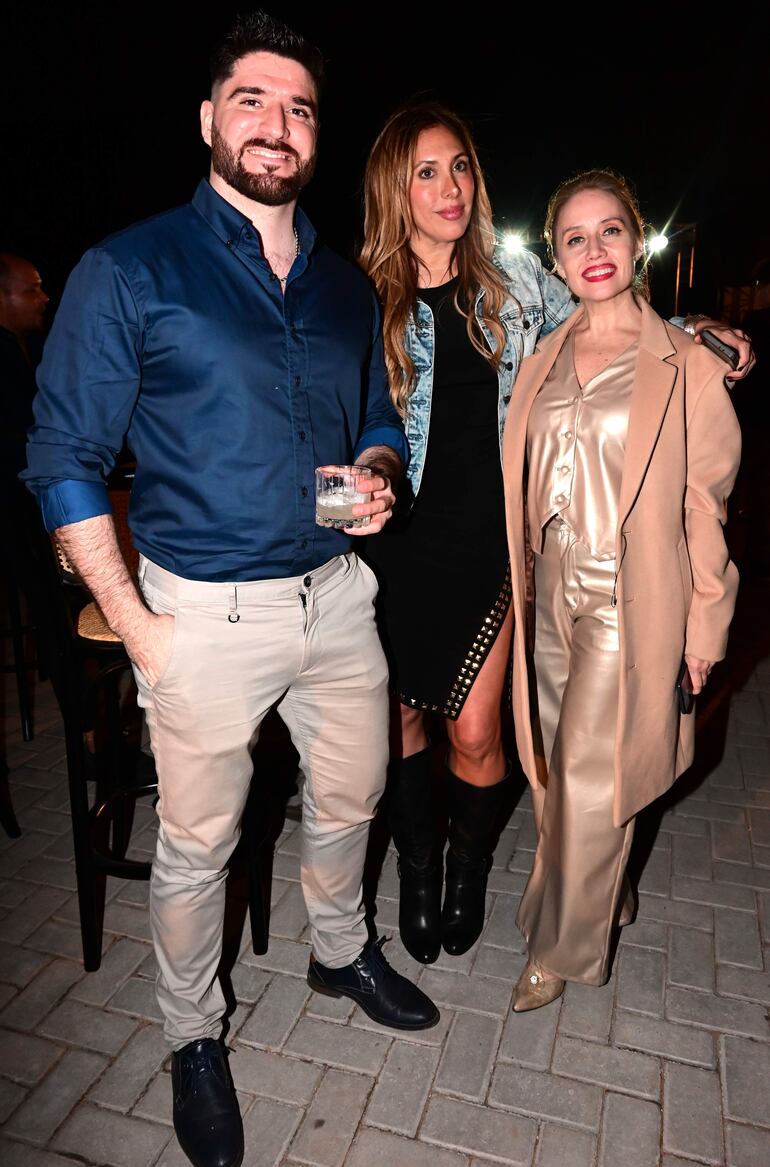 Guillermo Bareiro, Silvana Martinnesi y Gisela Sapena.