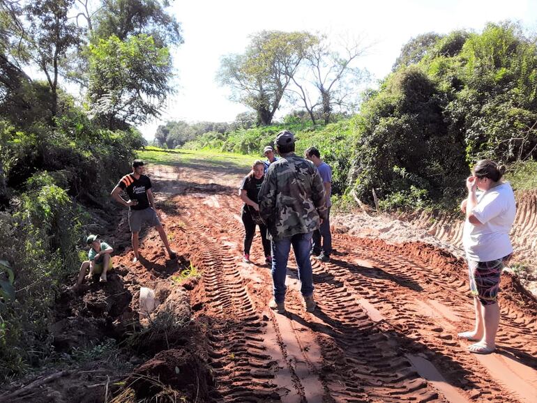 Vecinos del barrio Virgen de los Remedios, mejoran camino vecinal que se conecta con circunvalación de ruta PY01.