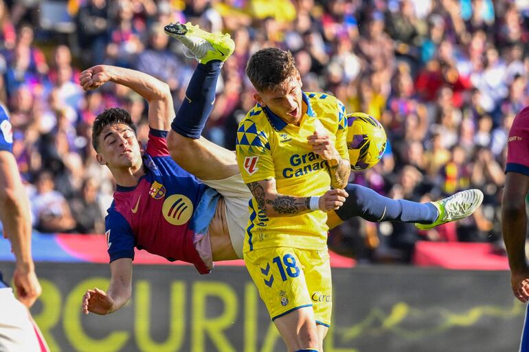 TOPSHOT - Barcelona's Spanish midfielder #06 Pablo Gavi (L) is challenged by Las Palmas' Spanish forward #18 Viti during the Spanish league football match between FC Barcelona and UD Las Palmas at the Estadi Olimpic Lluis Companys in Barcelona on November 30, 2024. (Photo by Josep LAGO / AFP)