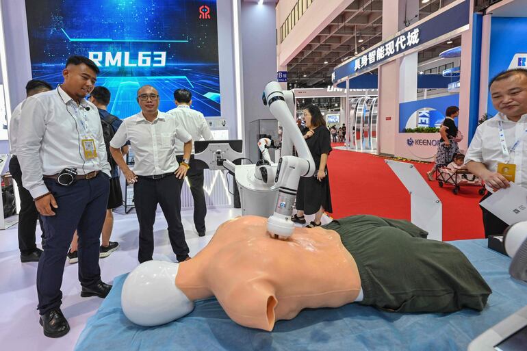 Un robot masajista durante la conferencia en Pekín. 