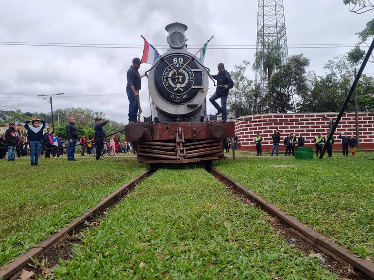 LOCOMOTORA EN MARCHA EN LA ESTACION DE FERROCARRIL DE LA CIUDAD DE YPACARAI
MARTA ESCURRA 13 DE SETIEMBRE DE 2023