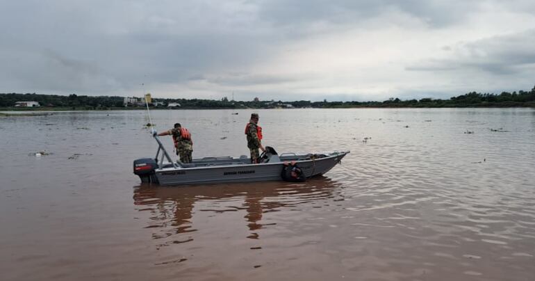 Seguirán buscando a militar desaparecido hasta que oscurezca.