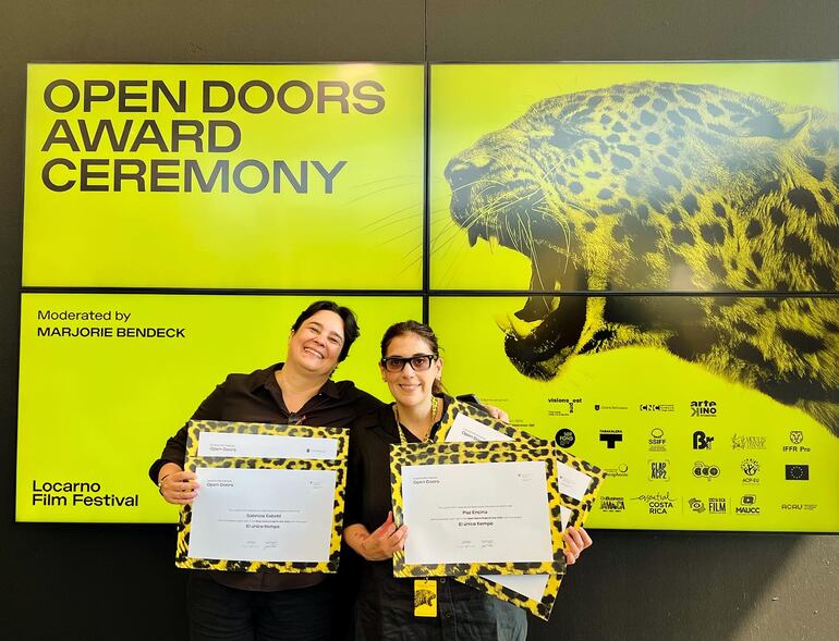 Gabriela Sabaté y Paz Encina posan con los reconocimientos obtenidos en el Locarno Open Doors, en Suiza.