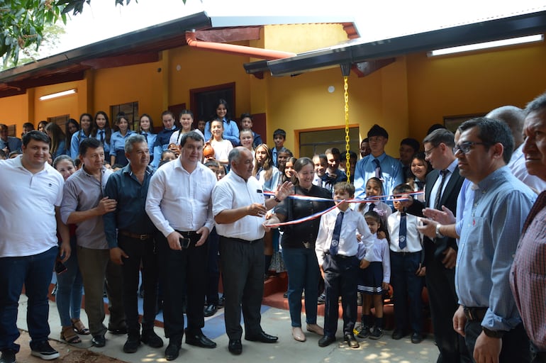 Acto de entrega de las mejoras a la comunidad educativa del colegio Dr. Moisés Bertoni