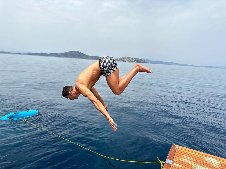 Cristiano Ronaldo haciendo gala de su estado físico en sus vacaciones de verano. (Instagram/Georgina Rodríguez)