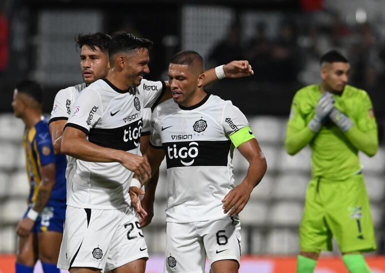 Richard Ortiz (d), futbolista de Olimpia, festeja un gol en el partido contra Sportivo Luqueño en el estadio Manuel Ferreira, en Asunción.