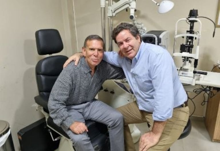 Juan Ángel, junto a su doctor Enrique Capello, el sábado pasado en una consulta previa antes de su cirugía. El exdirigente deportivo se operó el martes