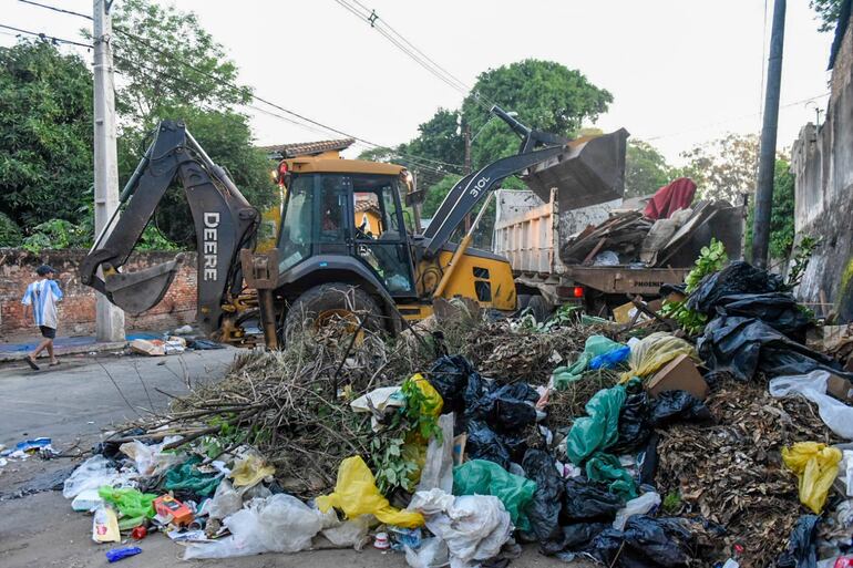 Operativo de limpieza de la Municipalidad de Asunción en el vertedero clandestino ubicado en las calles Estados Unidos y Gondra, en la zona del barrio Chacarita.